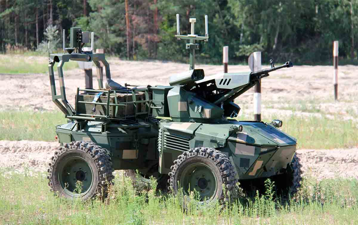 ウクライナのロボット戦車がロシアの拠点を攻撃する動画