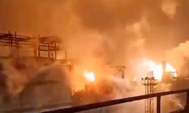 Vídeo mostra drones suicidas ucranianos atingindo a Usina Metalúrgica Novolipetsk em Lipetsk.Fotos e vídeo: Twittwr @front_ukrainian