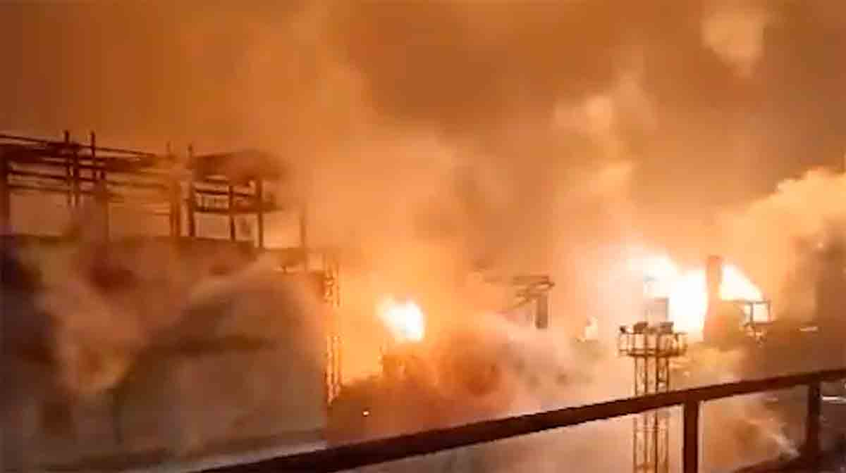 ビデオはウクライナの自爆ドローンがリペツクのノヴォリペツク製鉄所を攻撃している様子を映している。写真とビデオ