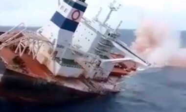 Ataque Houthi no Mar Vermelho afunda navio britânico e atinge drone dos EUA