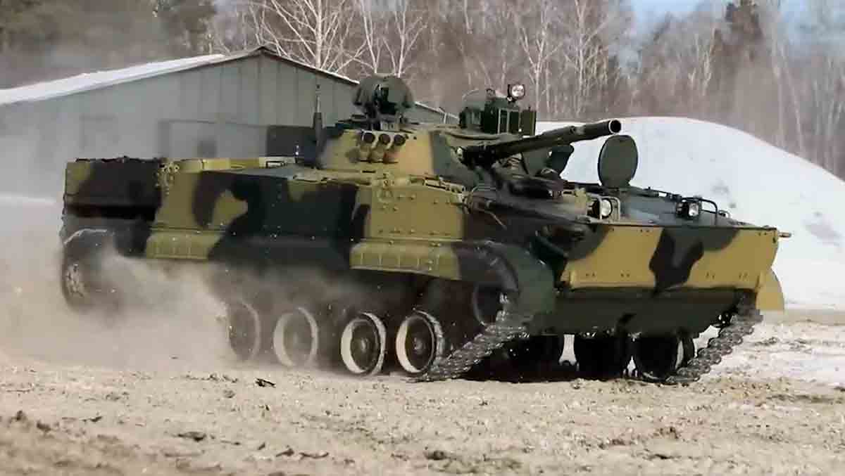BMP-3. Reprodução Twitter @sputnik_brasil 