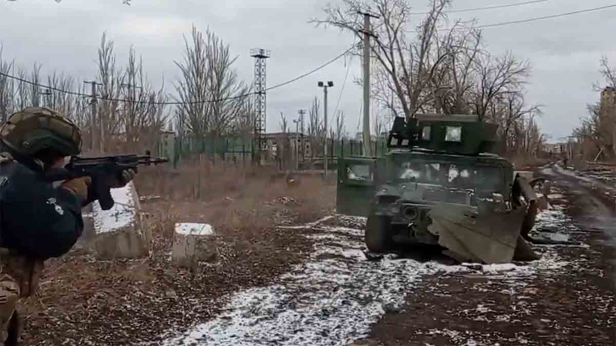 Soldats russes surpris par le niveau de protection du Humvee blindé. Photo : Twitter @astraiaintel