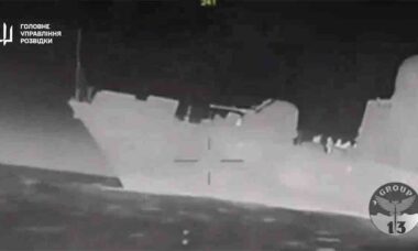 Mais um navio russo da Frota do Mar Negro é destruído por drone ucraniano. Foto: Telegram / DIUkraine