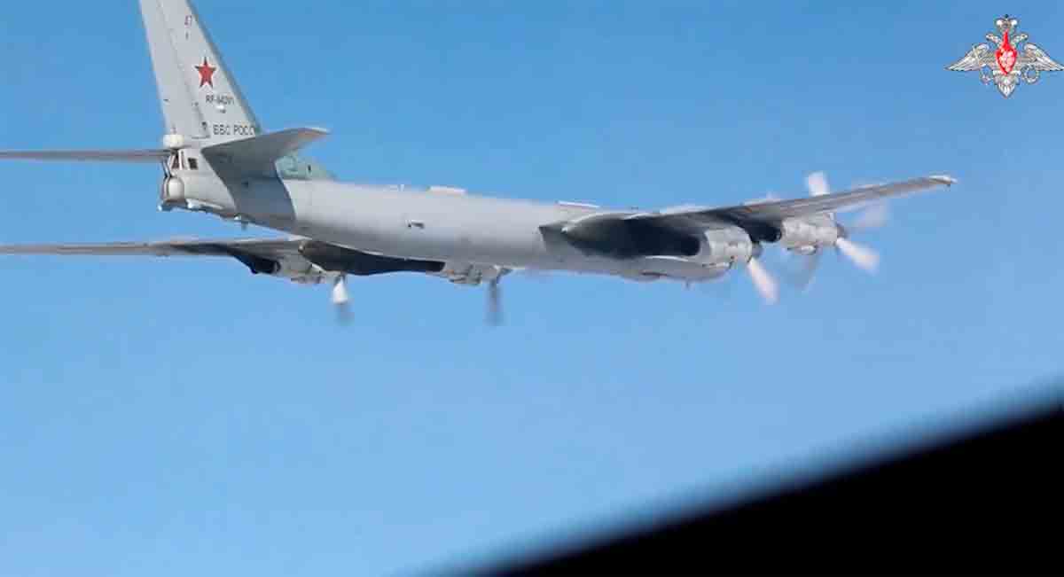 Twee Tu-95MS strategische bombardeervliegtuigen van de Russische Ruimtevaart Strijdkrachten voerden een vlucht uit bij de grens met de VS