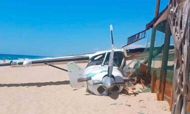 Vídeo: Avião com 17 passageiros cai na praia de Bacocho e atropela banhista, causando sua morte