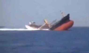 Ataque Houthi no Mar Vermelho afunda navio britânico e atinge drone dos EUA