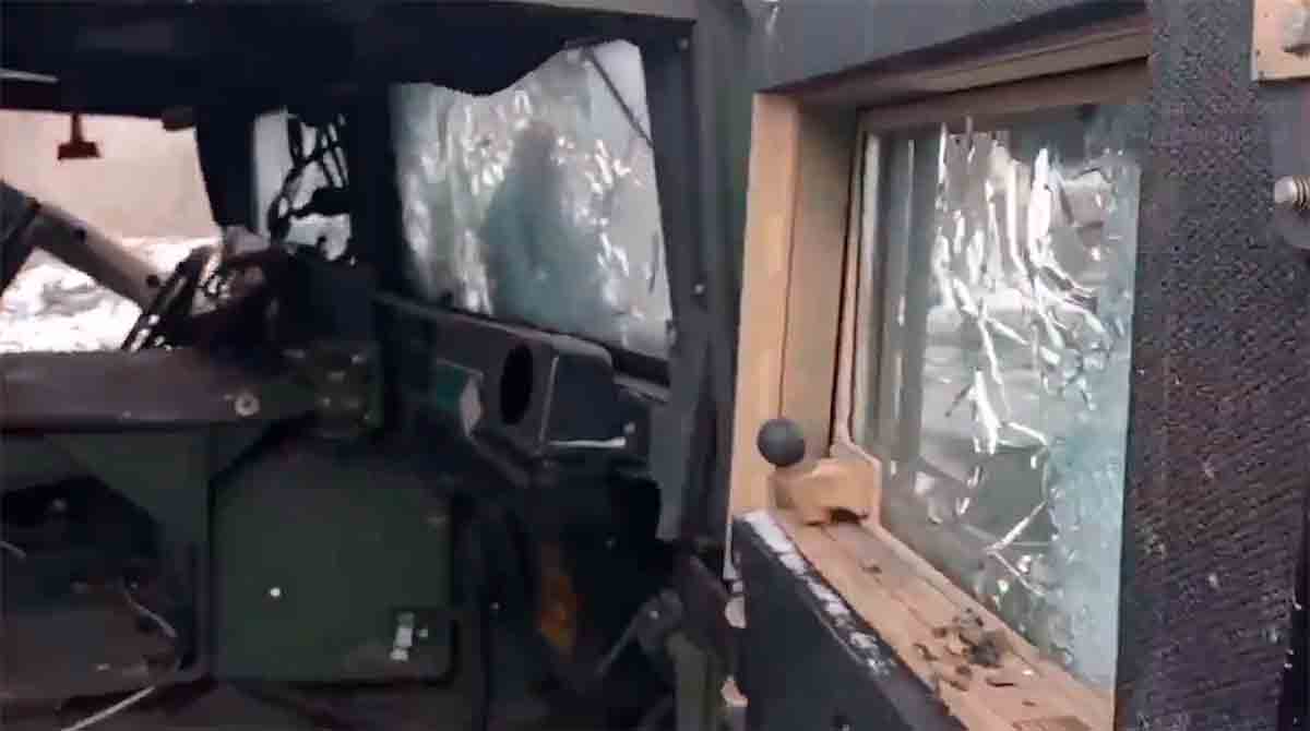 Soldados rusos sorprendidos por el nivel de protección del blindaje del Humvee. Foto: Twitter @astraiaintel