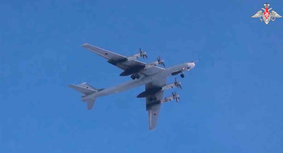 러시아 우주항공군의 Tu-95MS 전략 폭격기 두 대가 미국 국경에서 비행을 실시