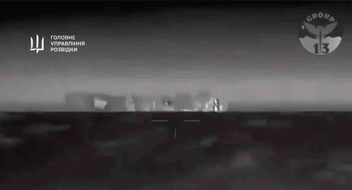 Wideo pokazuje zniszczenie kolejnego dużego rosyjskiego okrętu przez Ukrainę