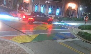 Vídeo flagra homem vandalizando faixa com cores da bandeira LGBTQ+ na Flórida
