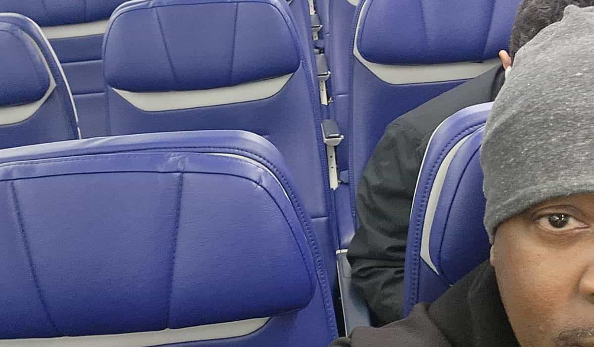 A passenger of Southwest Airlines was surprised when another passenger decided to sit directly behind him on an almost empty flight, despite many other seats being available. Photo: Reproduction X @ChefAnthonyDC)