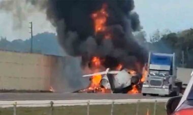Vídeo: Bombardier Challenger 604 explode em chamas em estrada de Naples, Flórida. Imagens: Twitter @aviationbrk