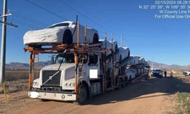 Ex-presidiário rouba caminhão com US$ 1,25 milhão em Corvettes novos no Arizona