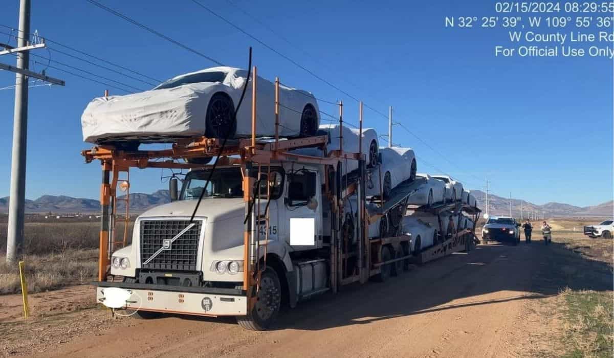 Ex-gedetineerde steelt vrachtwagen met $ 1,25 miljoen aan nieuwe Corvettes in Arizona
