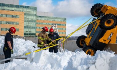Equipe de resgate usa a neve para retirar a escavadeira. Fonte: Reprodução/Facebook Madison Fire Department