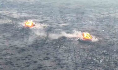 Vídeo mostra dois BTRs russos colidindo com minas ao mesmo tempo. Foto e vídeo: Telegram / strikedronescompany