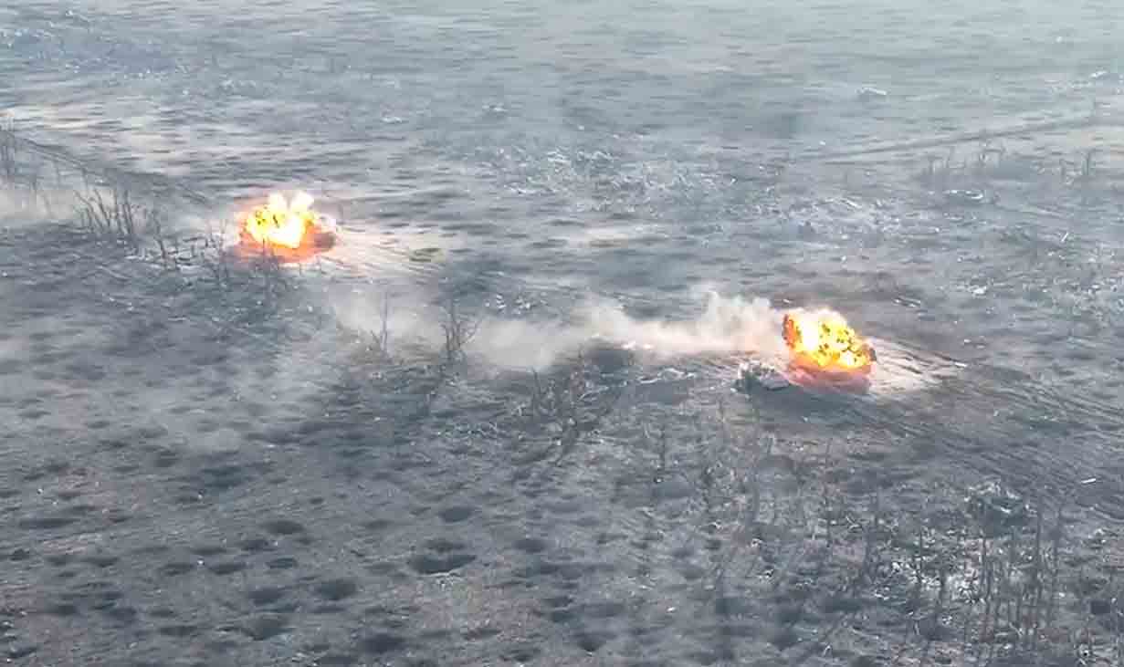 El vídeo muestra dos BTR rusos colisionando con minas al mismo tiempo. Foto y vídeo: Telegram / strikedronescompany
