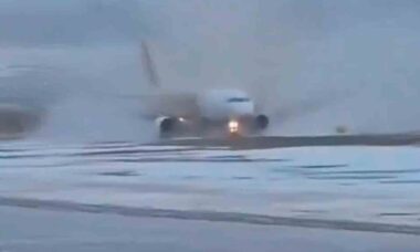 Video: Plane with 179 passengers on board skids off frozen runway and lands in mud. Images: Reproduction twitter @OnAviation