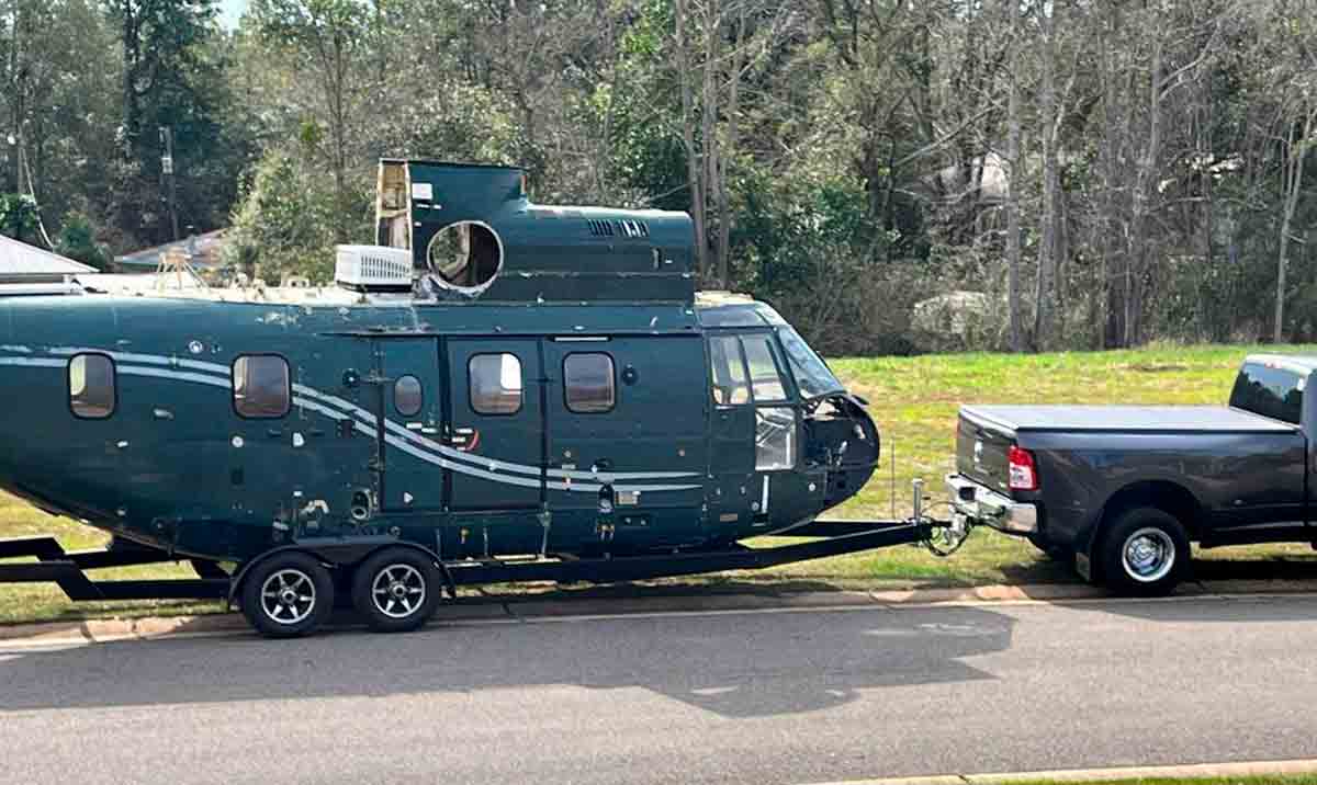 Een koppel koopt een gebruikte helikopter en transformeert het in een caravan 