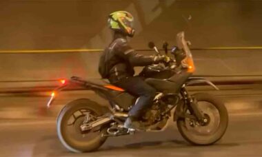 Video: Nova KTM 390 Adventure avistada na Índia