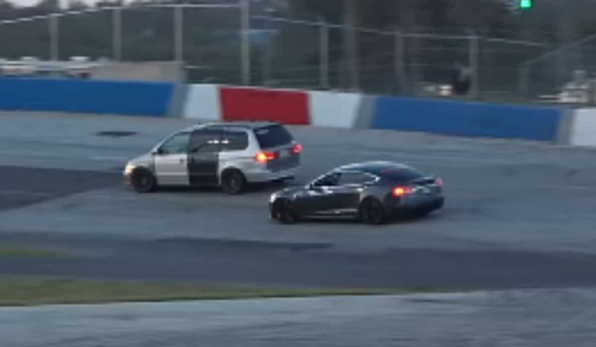 Minivan with over 20 years gets 'Tesla soul' and challenges Porsche turbo on the track