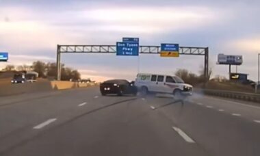 Vídeo mostra momento que policial faz manobra arriscada para impedir van roubada. Fonte: Reprodução/Facebook Tontitown Arkansas Police Department