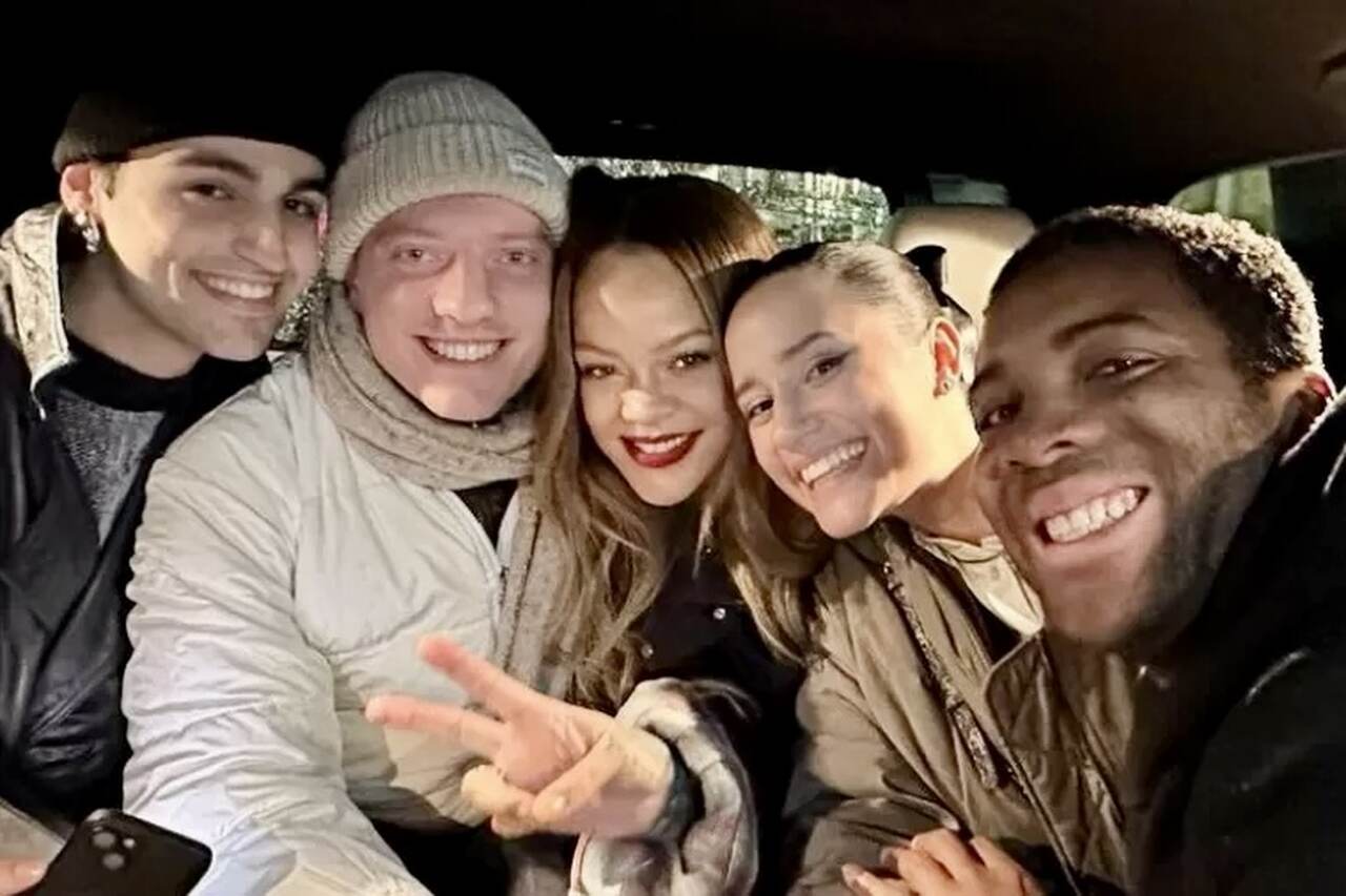 Rihanna énekesnő engedi a rajongókat beszállni az autójába, és fotózni egy kis szünetet tartva Milánóban tett látogatása során. Fotó: Reprodukció Twitter