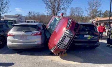 Till mångas förvåning försöker en förare av en Audi A4 parkera på en icke-existerande plats och skadar därmed andra bilar. Foto: Twitter Reproduktion