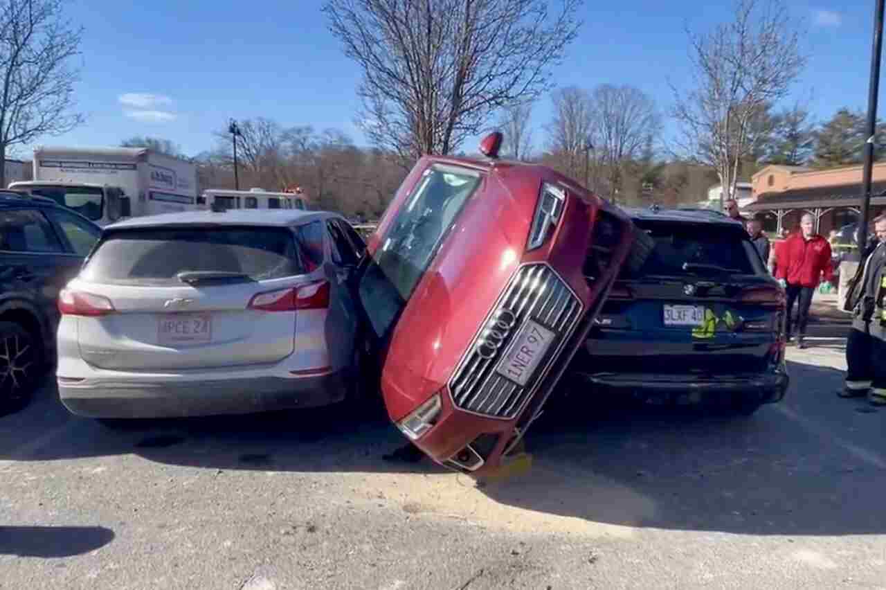Incredibilmente, un conducente di Audi A4 tenta di parcheggiare in uno spazio inesistente, danneggiando altre auto nel processo. Foto: Riproduzione Twitter