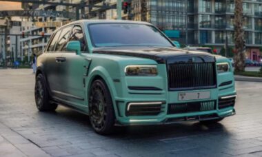 Genom att visa upp en av världens dyraste registreringsskyltar betonar Rolls Royce i Dubai sin överflöd. Foto: Instagram Reproduktion @mansory