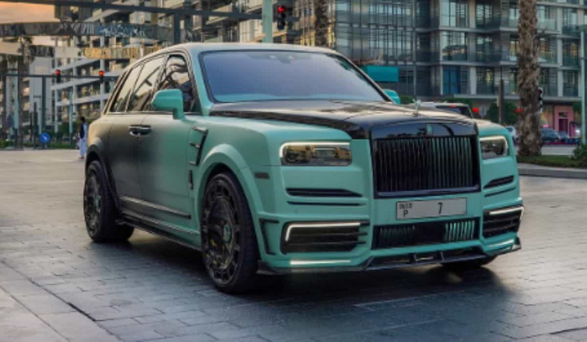 By displaying one of the world's most expensive license plates, Rolls Royce in Dubai emphasizes its opulence. Photo: Instagram Reproduction @mansory