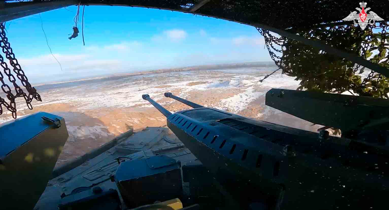 Nuovi carri armati 'Terminator' arrivano direttamente nella zona di combattimento in Ucraina