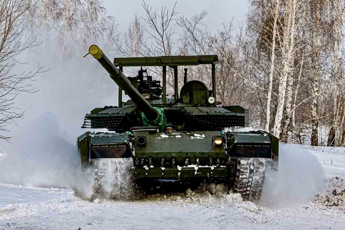 Video: Russische leger ontvangt nieuwe lading bijgewerkte T-80BVM-tanks. Foto en video: Twitter-weergave