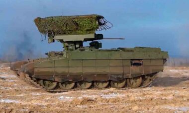 Novos tanques 'Terminators' chegam direto para a zona de combate na Ucrânia