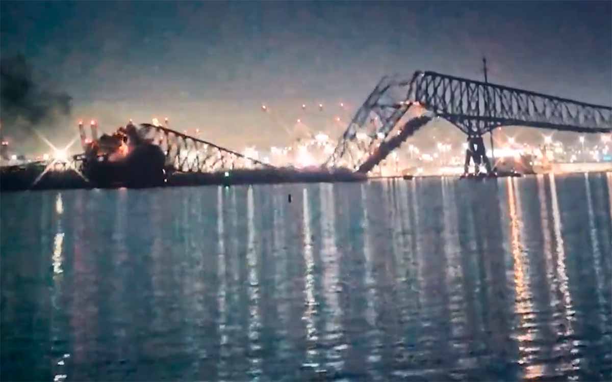 Fragtskib kolliderer og vælter broen i Baltimore, USA