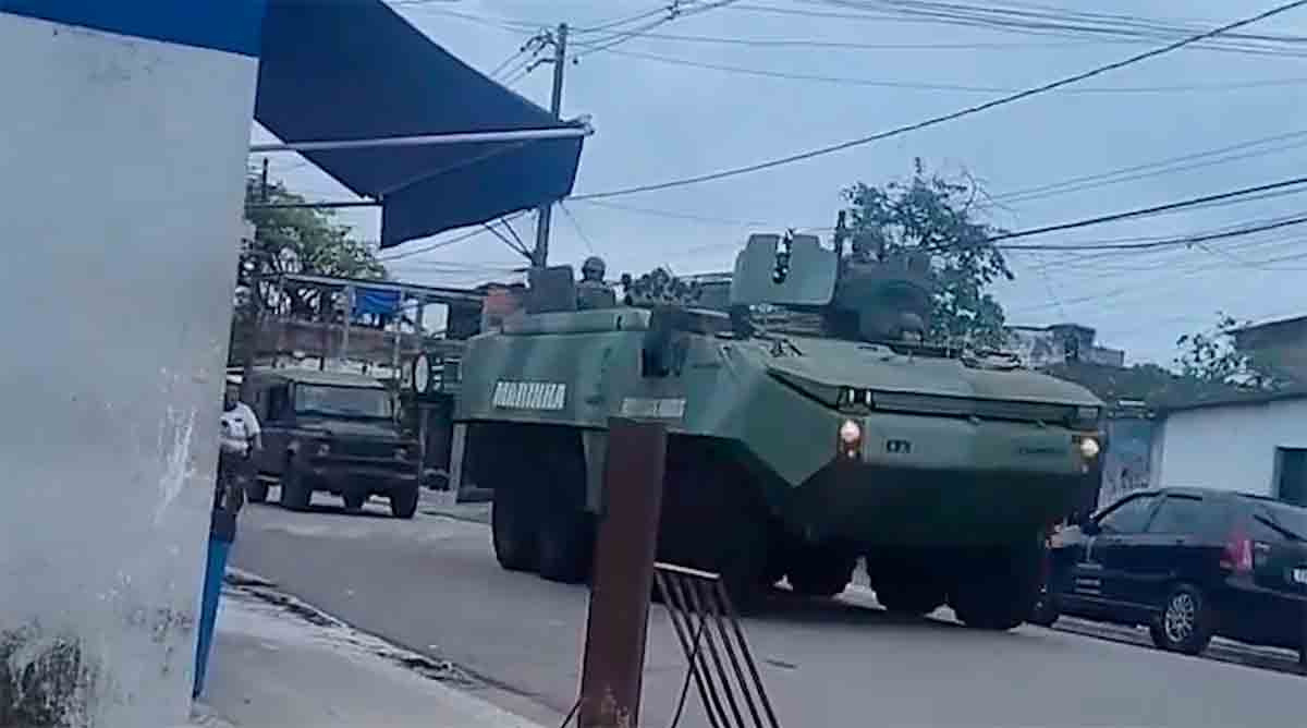 Mariniers en gepantserde voertuigen van de marine worden ingezet om drugshandel in een toeristenstad in Brazilië te bestrijden