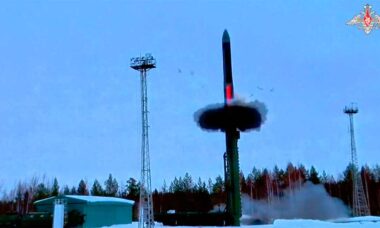 Vídeo mostra o lançamento de míssil balístico intercontinental com ogiva múltipla