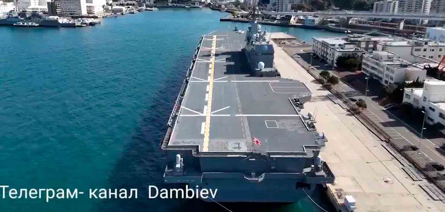 En kinesisk offentliggør video meget tæt på Japans største militærskib og vækker bekymring på sociale medier. Foto og video: Twitter @clashreport