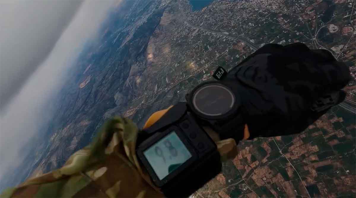 Geweldige video: Militair filmt zijn eigen parachutesprong