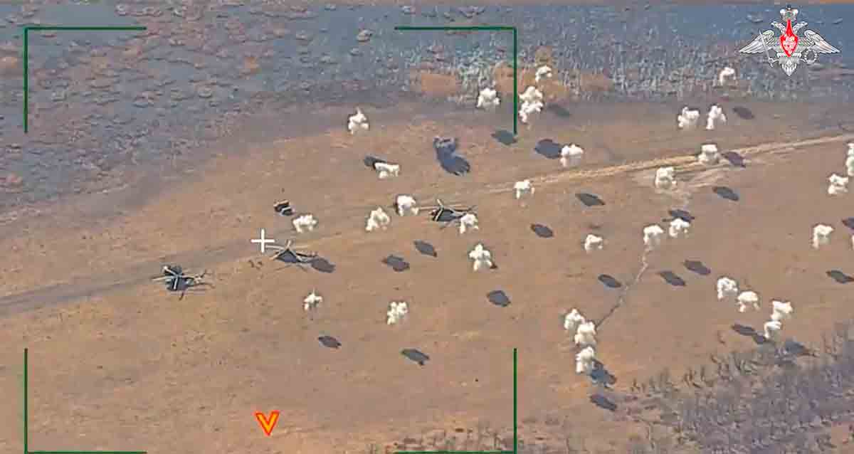 Veneä julkaisee videon klusteriammuksilla tapahtuneesta hyökkäyksestä ukrainalaisia Mi-8- ja Mi-17-helikoptereita vastaan . Kuva: Telegram / mod_russia