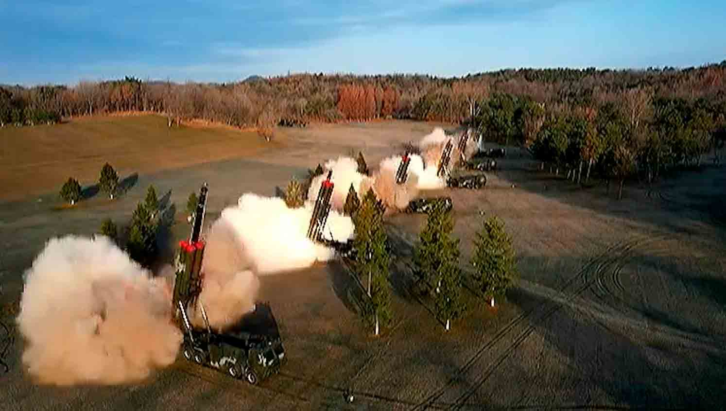 비디오: 북한, 600mm 다중로켓 시스템으로 대규모 발사. 사진: KCNA