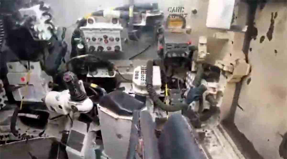 Video: Russen nehmen Bilder eines zerstörten Abrams-Panzers in der Ukraine auf