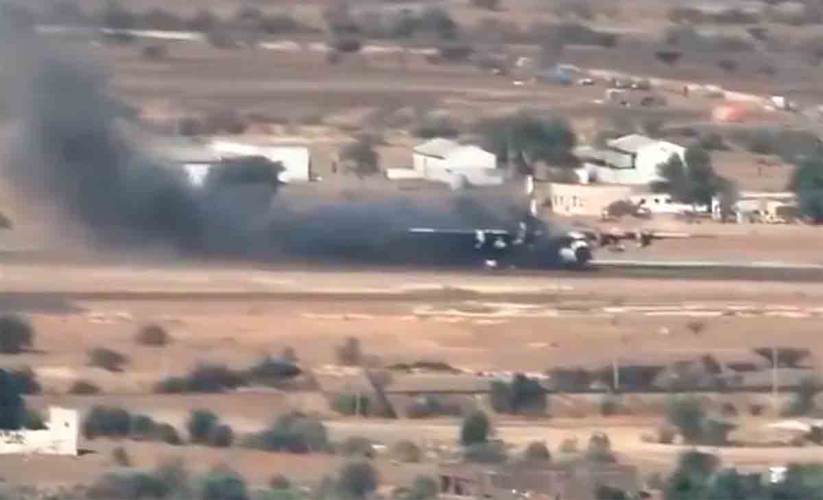 Video: Letadlo C-130H Hercules je zničeno bezpilotním letounem paramilitantů. Foto a video: Twitter @Shadi_Alkasim