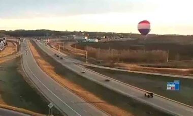 Vídeo dramático: Balão de ar quente atinge linha de alta tensão e pega fogo. Foto: Reprodução Twitter @MN CRIME