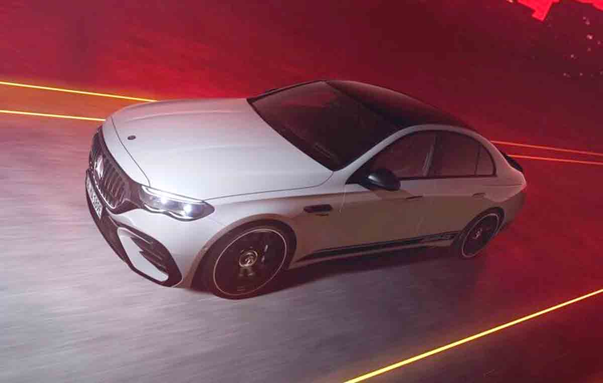 Mercedes-AMG E 53は、最新のハイブリッドイノベーションでパワーと効率を組み合わせる (Instagram / @mercedesamg)