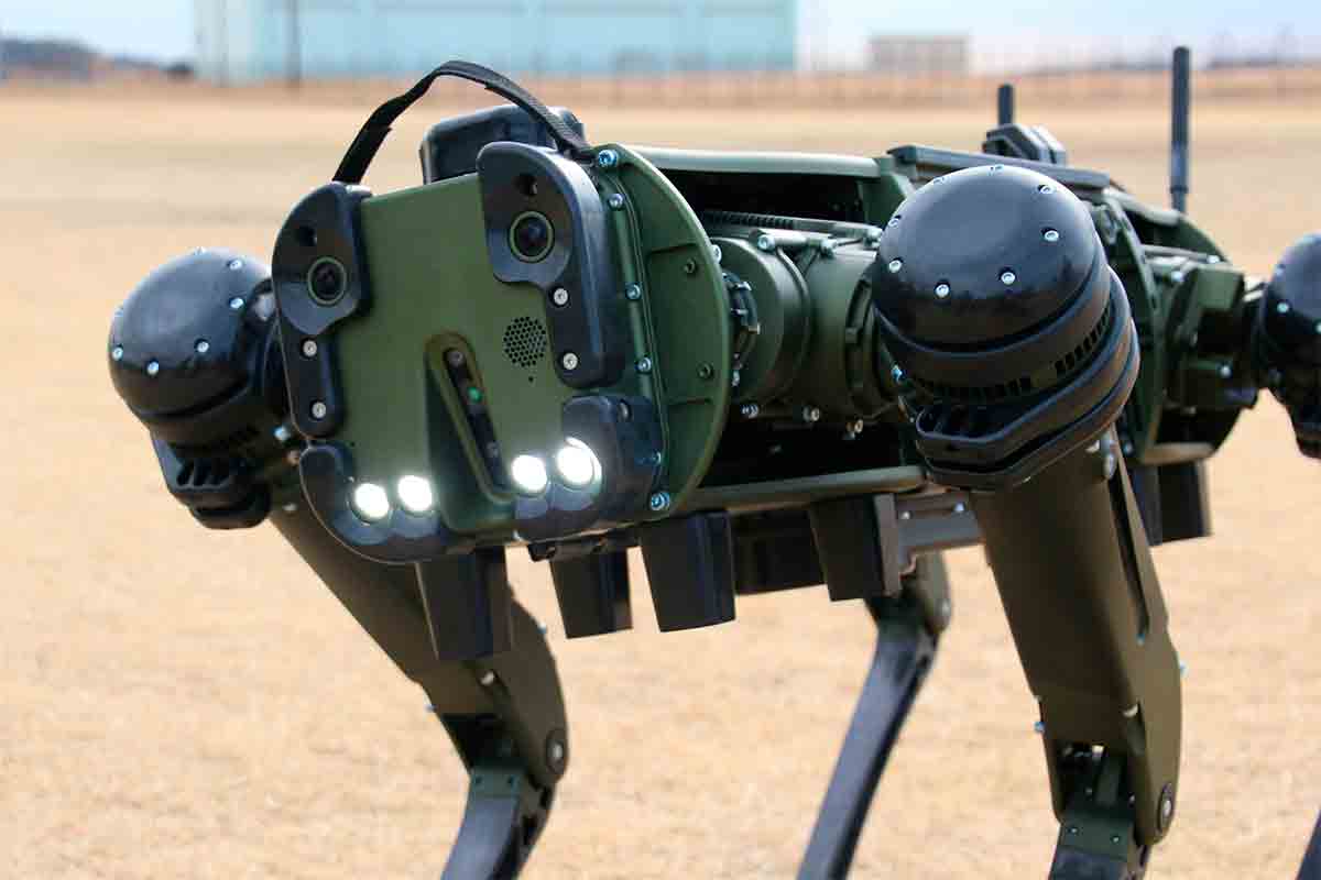 日本の陸上自衛隊が防衛努力にロボット犬を導入