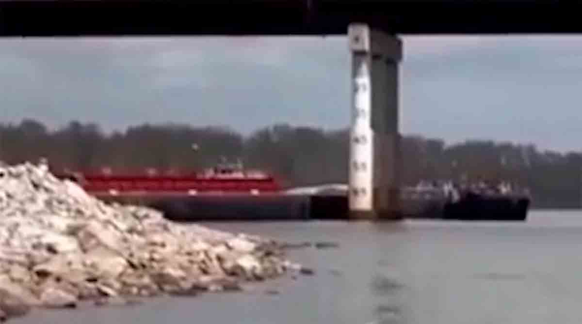 Video: Duwbak botst tegen brug in Oklahoma, markeert het tweede incident in een week