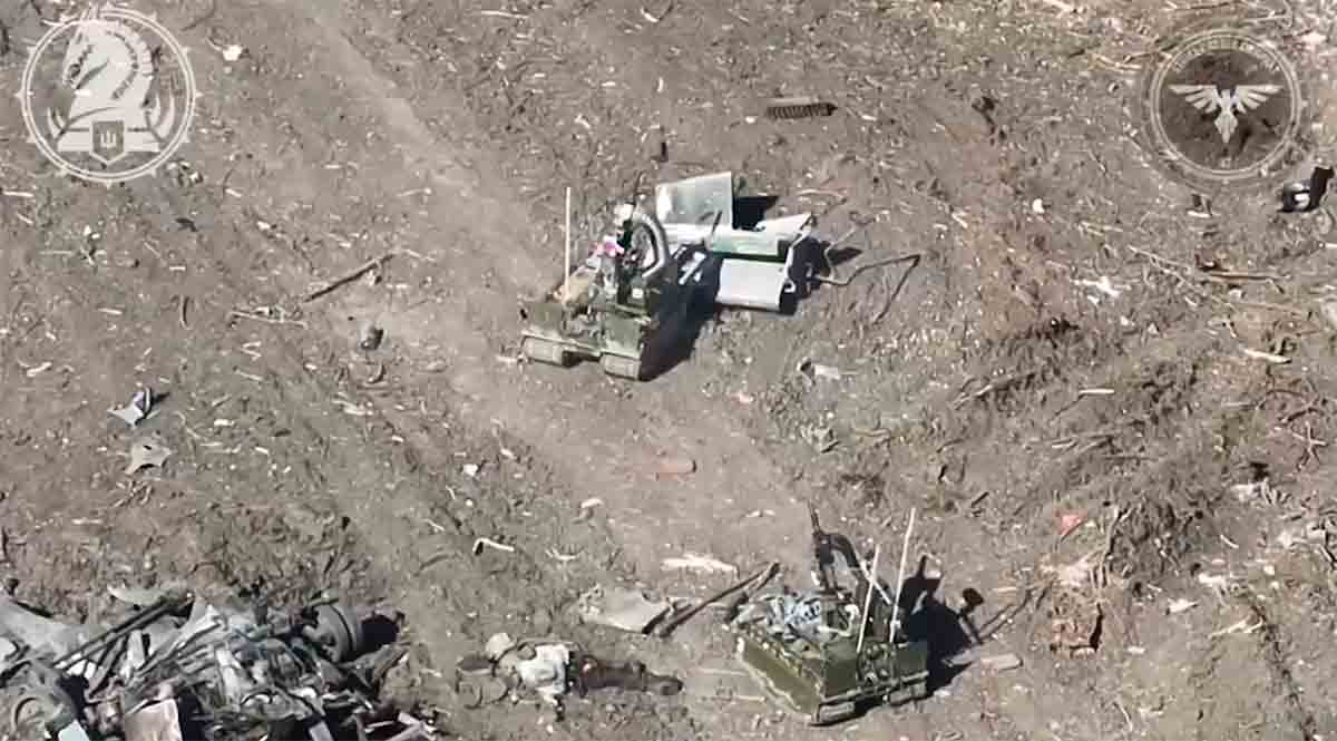 Video: Ukrainska Styrkor Förstör Rysk Robotfordon med Kamikaze-dron. Foto och video: https://t.me/The3rdForceUA