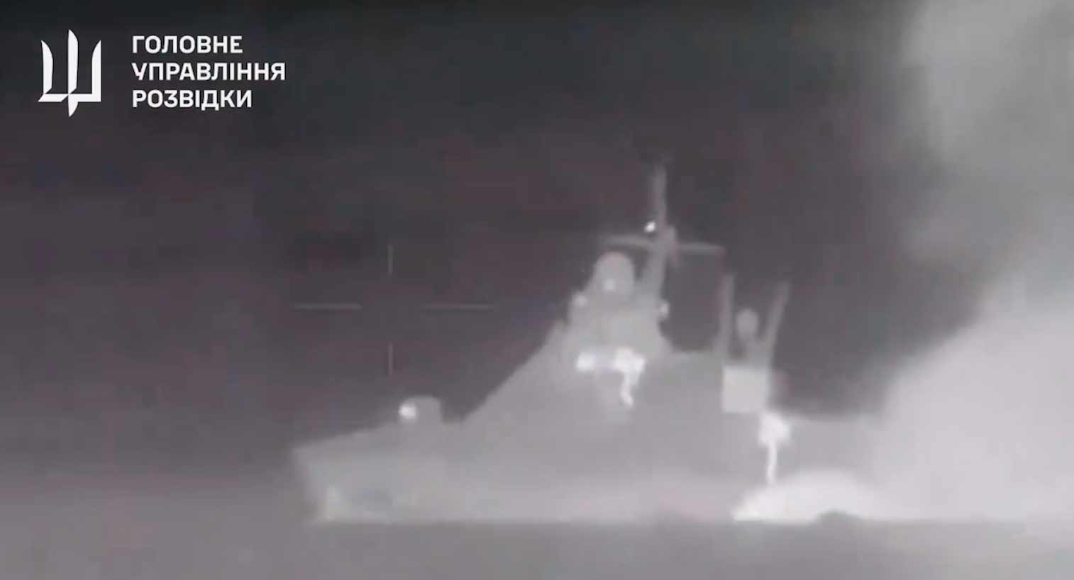 Nouvelle vidéo montre l'explosion qui a coulé le navire russe Sergey Kotov. Reproduction Twitter @wartranslated