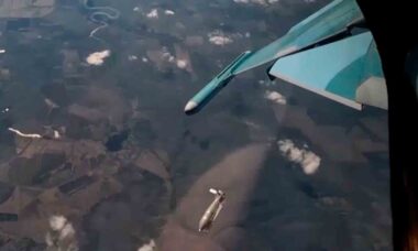Vídeo mostra Su-34 atacando com bombas altamente explosivas em Donetsk